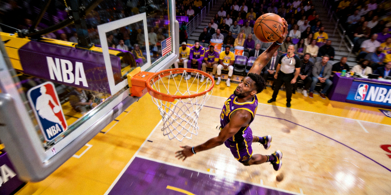 篮球NBA比赛现场 - 球员飞跃扣篮精彩时刻